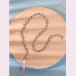 Satinblte med de smukkeste rhinestone