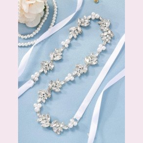 Satinblte med de smukkeste rhinestone og perler