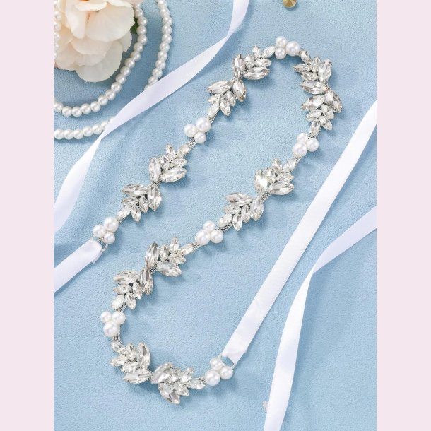 Satinblte med de smukkeste rhinestone og perler