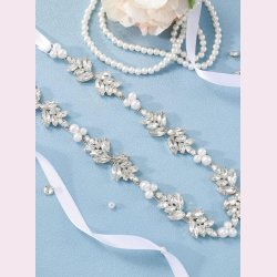 Satinblte med de smukkeste rhinestone og perler