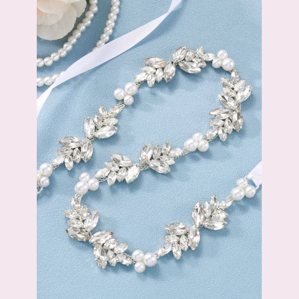 Satinblte med de smukkeste rhinestone og perler