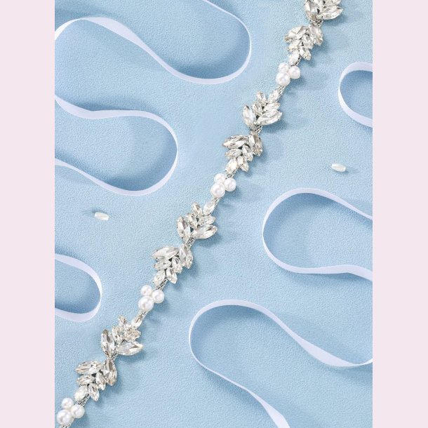 Satinblte med de smukkeste rhinestone og perler