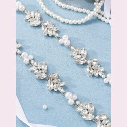 Satinblte med de smukkeste rhinestone og perler