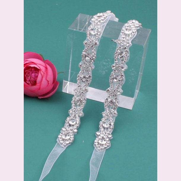 Satinblte med det flotte mnster og de smukkeste rhinestone