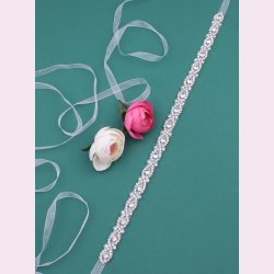 Satinblte med det flotte mnster og de smukkeste rhinestone