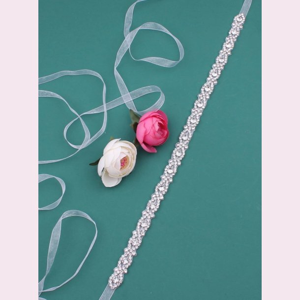 Satinblte med det flotte mnster og de smukkeste rhinestone