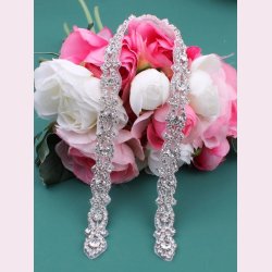 Satinblte med det flotte mnster og de smukkeste rhinestone