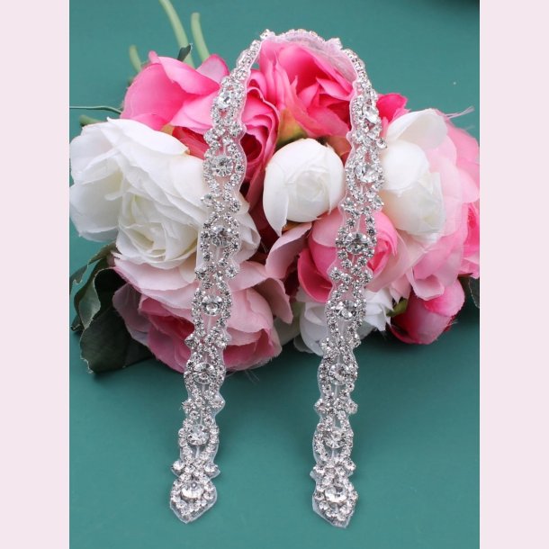 Satinblte med det flotte mnster og de smukkeste rhinestone