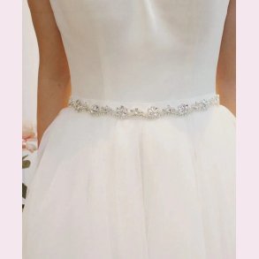 Satinblte med flot mnster og smukke rhinestone og perler