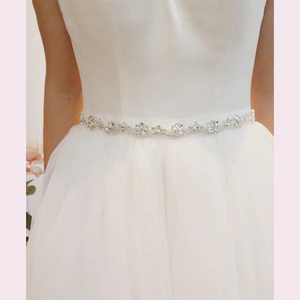 Satinblte med flot mnster og smukke rhinestone og perler