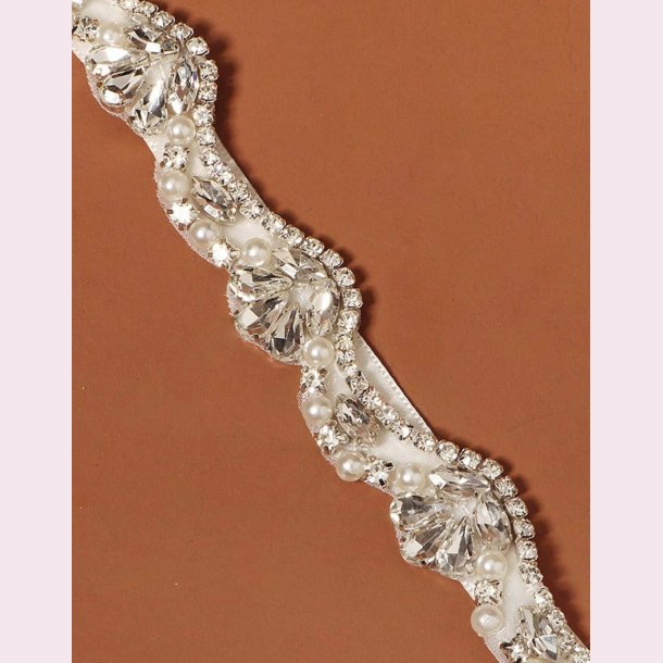 Satinblte med flot mnster og smukke rhinestone og perler