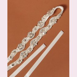 Satinblte med flot mnster og smukke rhinestone og perler