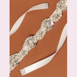 Satinblte med flot mnster og smukke rhinestone og perler